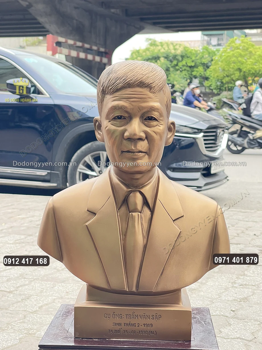 Tượng được đúc bằng nguyên liệu đồng đỏ